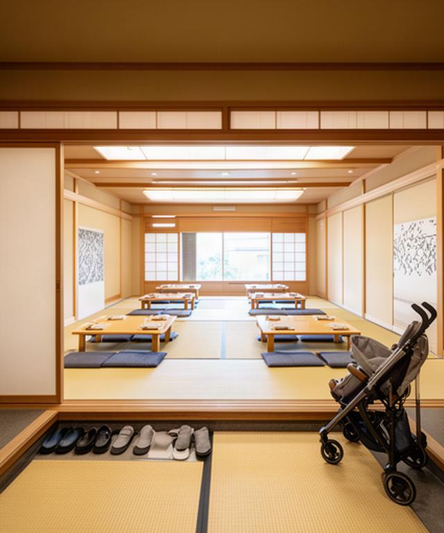 富山の和食店にある広い座敷と低いテーブル、ベビーカーが通れる通路