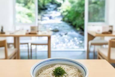 大岩の清流近くで大岩そうめんを提供する明るい食事処