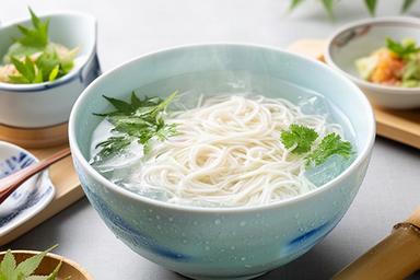大岩そうめんを涼やかな器に盛った夏の昼食