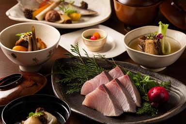 寒ぶりと季節の小鉢を並べた冬の会席料理